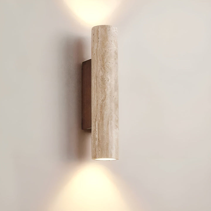 Elegant travertin vägglampa med LED för modern inredning. Skapar stämningsfull belysning i hemmet.