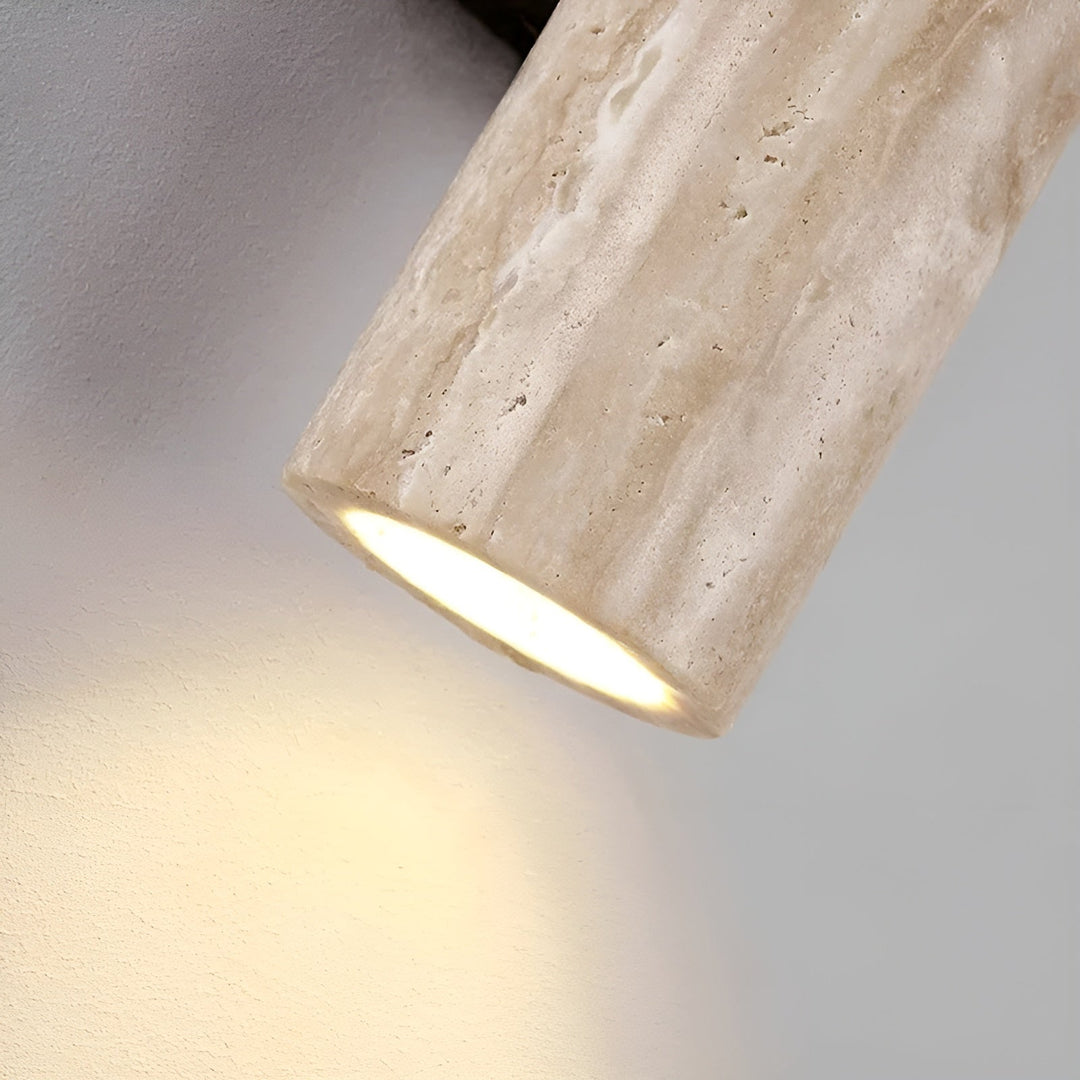 Stämningsfull vägglampa i äkta travertin. Modern design med LED-belysning för ditt hem.