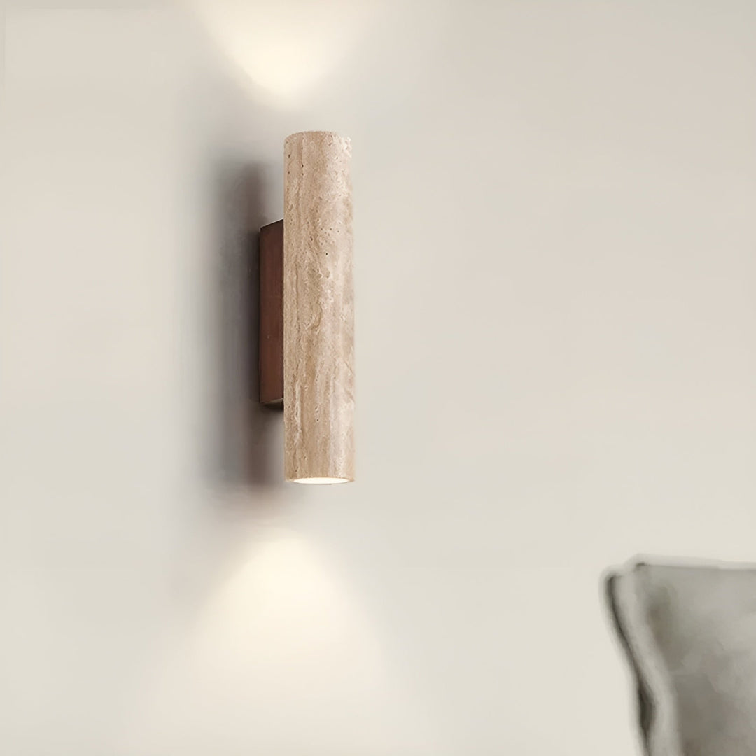 Närbild på travertin vägglampa. Detaljerad design med mjuk LED-belysning för hall & vardagsrum.