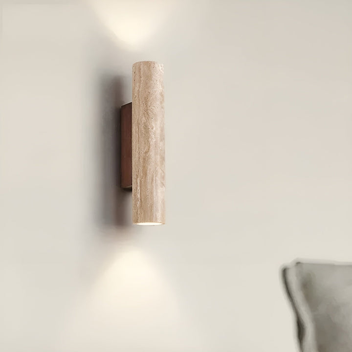 Närbild på travertin vägglampa. Detaljerad design med mjuk LED-belysning för hall & vardagsrum.