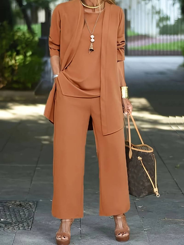 Snygg tredelad byxdress för damer, komplett outfit med blazer, topp och byxor. Elegant modemedveten.