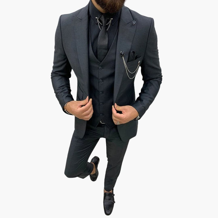 Tredelad herrkostym: stilren kavaj, matchande väst och smala kostymbyxor för elegant look.