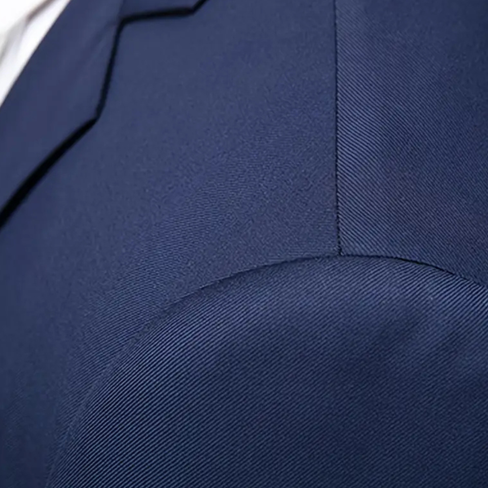 Tredelad herrkostym Leon i slimfit, finns i svart och mörkblå. Mångsidig för fest och affärer.