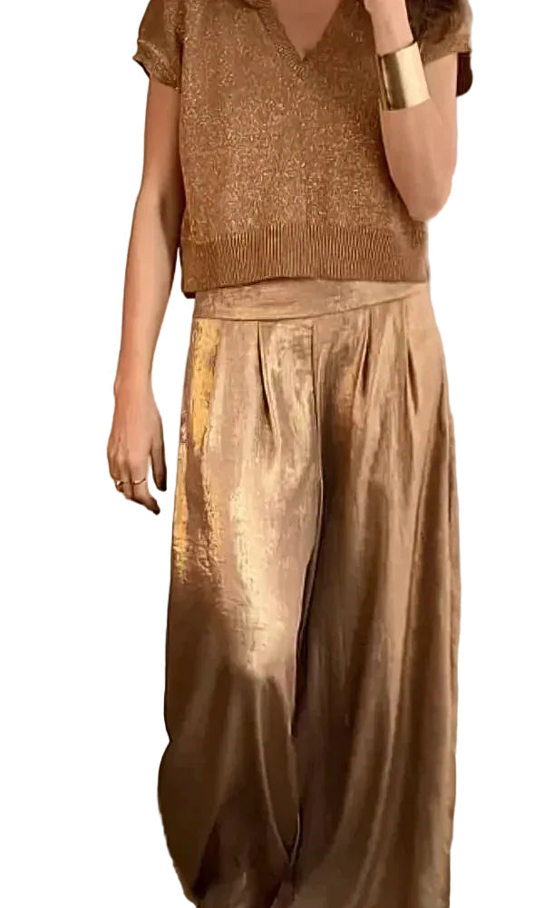 Elegant tvådelat set för kvinnor i ljusblått, med halvärmad topp och matchande bekväma byxor, perfekt för sommarfester.