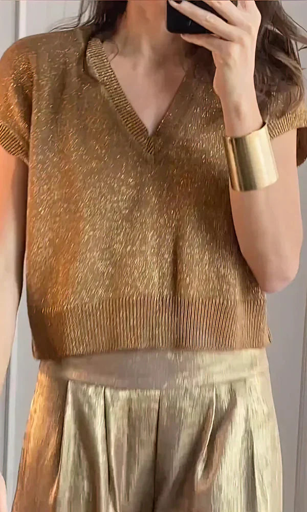 Chic kvinnors set i beige, med lyxig textur, halvärmad överdel och vida byxor – en perfekt sommaroutfit för fest.