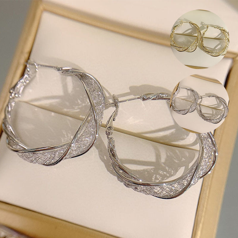"Elegant twist örhängen för kvinnor i guld och silver, geometrisk design, perfekt accessoar för alla tillfällen."