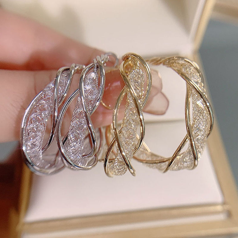 "Elegant twist örhängen för kvinnor i guld och silver, geometrisk design, perfekt accessoar för alla tillfällen."