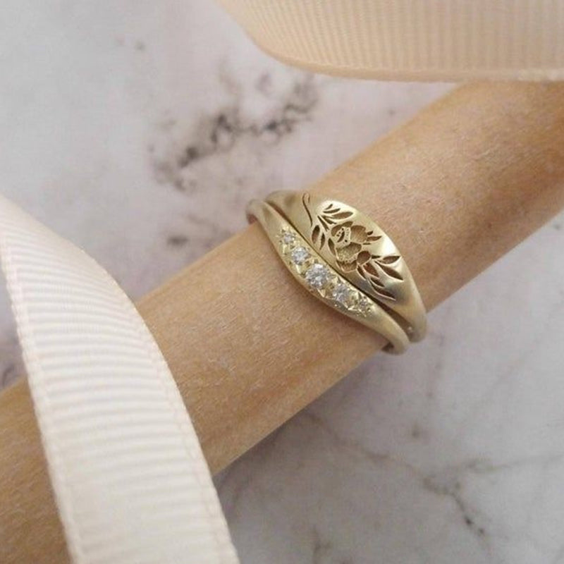 "Elegant unik lavendelring för kvinnor med guld och zirkon, perfekt som romantisk accessoar för speciella tillfällen."