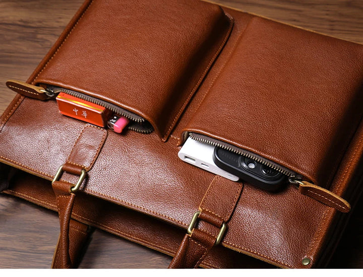 Mångsidig axelväska för laptop i elegant läder, med smart förvaring för jobb & resor.