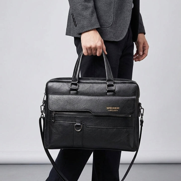 Detaljbild av elegant svart PU-läder på en unisex laptopväska, visar struktur och finish.