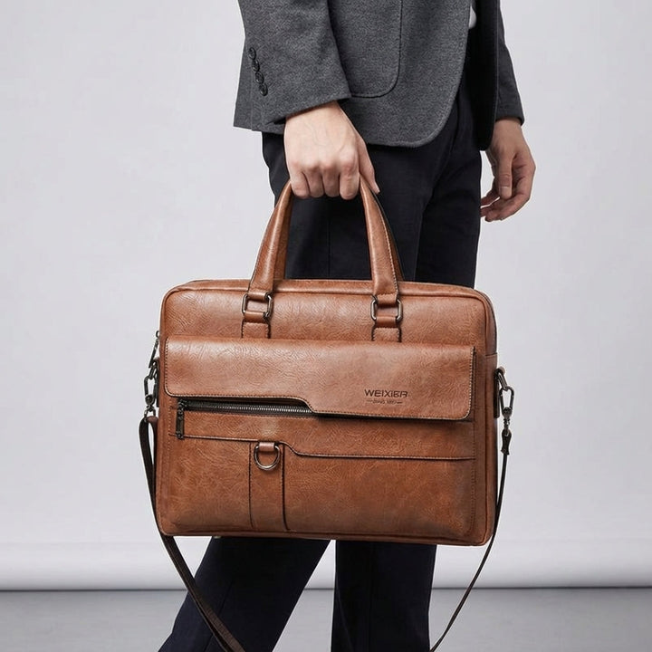 MetroBrief laptopväska på ett skrivbord, redo för arbete och resor, en praktisk affärsväska.
