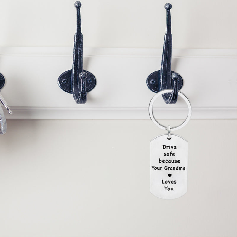 "Elegant unisex påminnelse nyckelring i rostfritt stål, personlig gravyr, hållbar design, perfekt accessoar present."