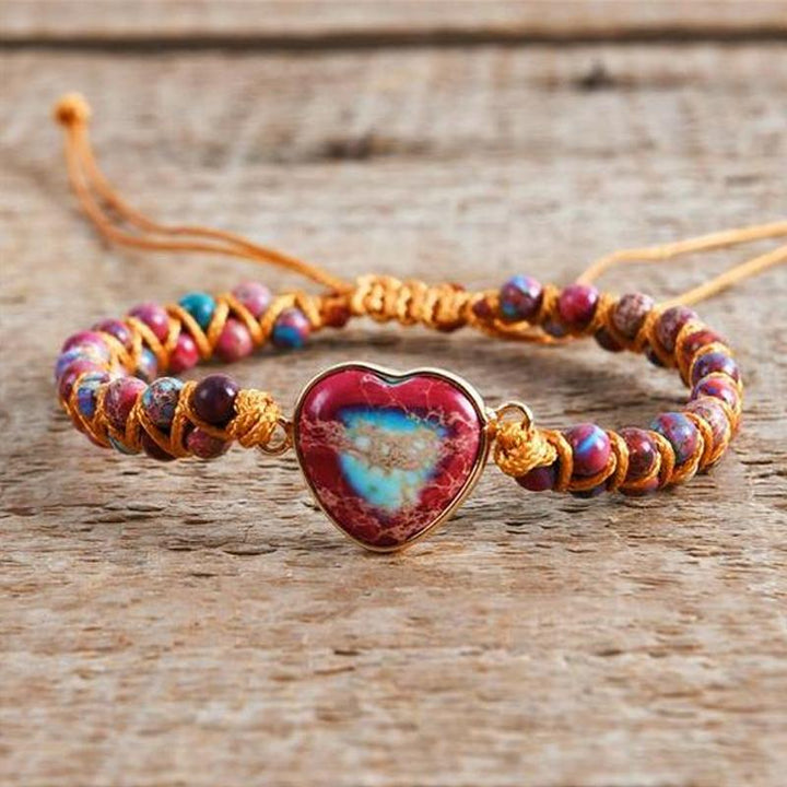 "Elegant unisex röd jaspis armband med guldpläterad legering och justerbar dragsträng."