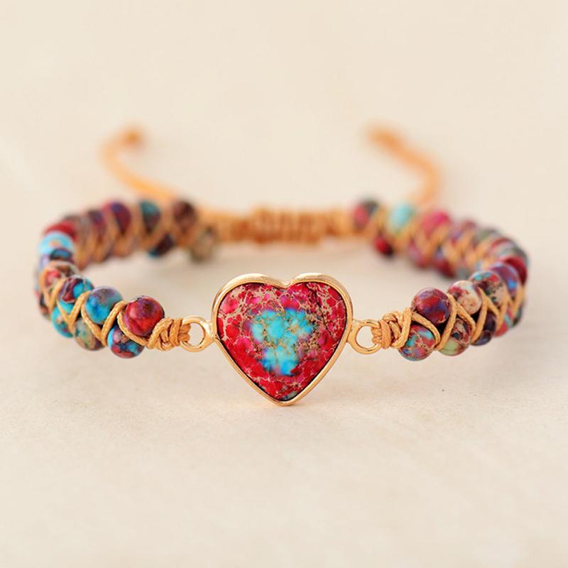 "Elegant unisex röd jaspis armband med guldpläterad legering och justerbar dragsträng."