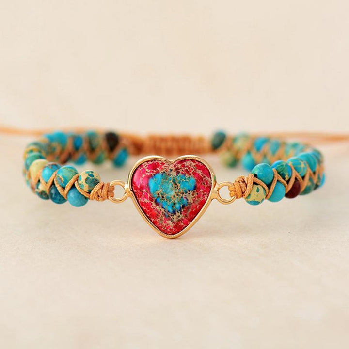 "Elegant unisex röd jaspis armband med guldpläterad legering och justerbar dragsträng."