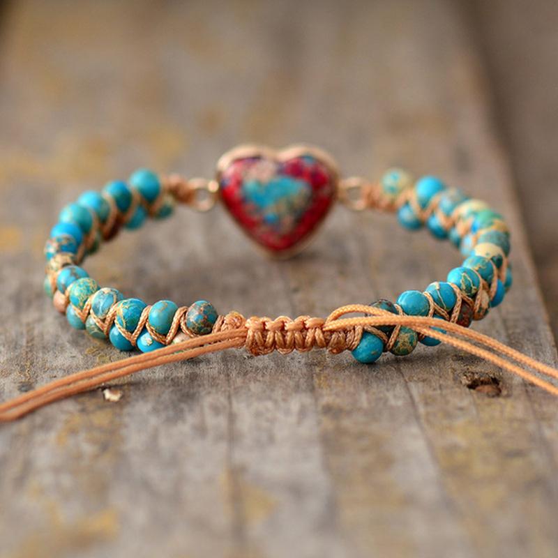 "Elegant unisex röd jaspis armband med guldpläterad legering och justerbar dragsträng."