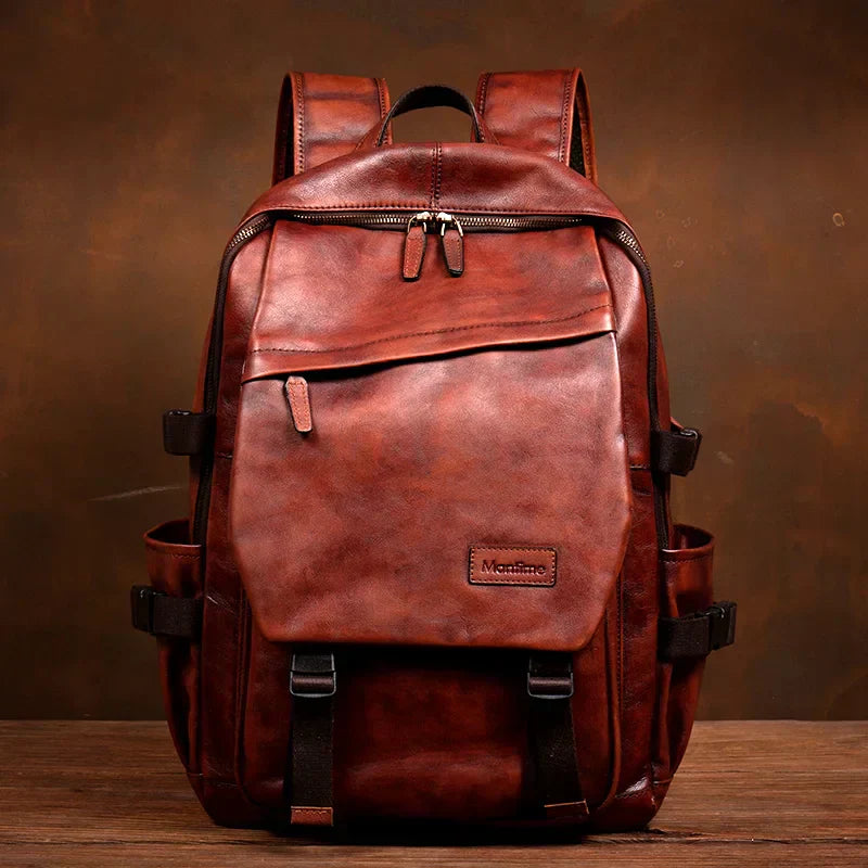 Funktionell bordeaux pendlarryggsäck i läder, designad för laptop och stilmedvetna pendlare.
