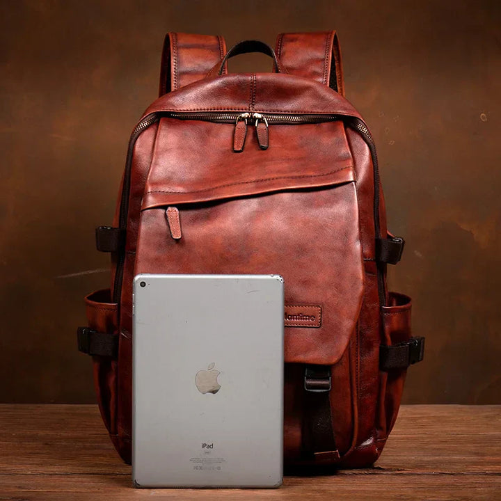 Skinnato unisex ryggsäck i bordeaux läder, en mångsidig och elegant laptopväska för alla tillfällen.