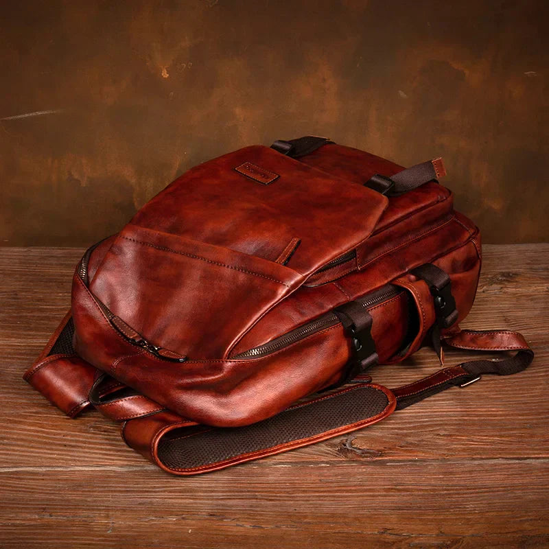 Exklusiv bordeaux skinnryggsäck, unisex designad laptopväska som kombinerar stil och praktisk funktion.