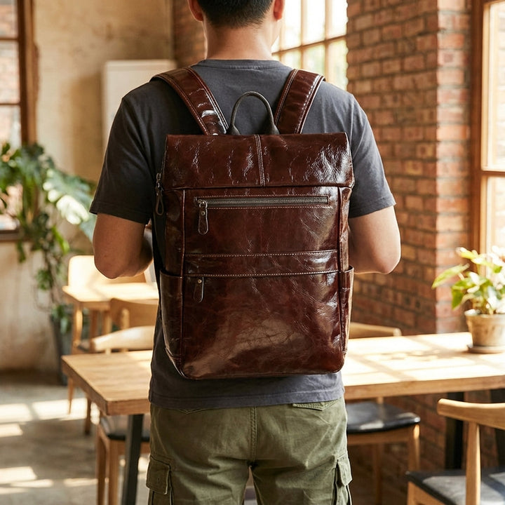 Elegant unisex ryggsäck i brunt läder. Perfekt för vardag, jobb och pendling, med stilren och hållbar design.