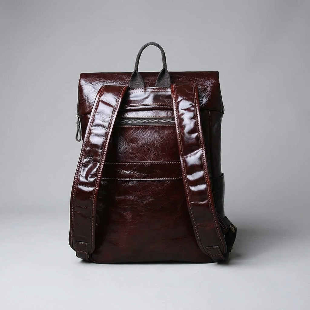 Detaljbild av Leatherlyx ryggsäck i brunt premiumläder. Robust design med tidlös stil, idealisk för laptop och förvaring.