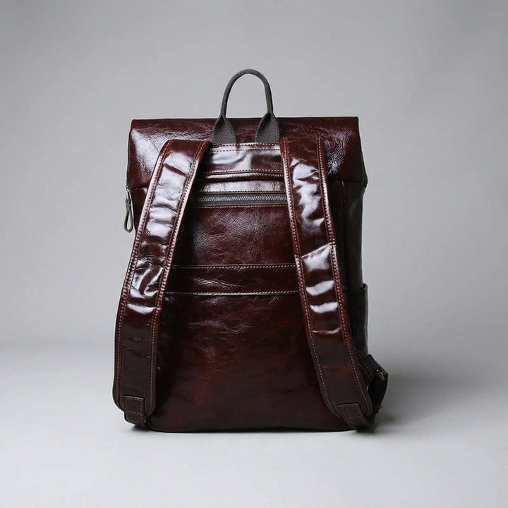 Detaljbild av Leatherlyx ryggsäck i brunt premiumläder. Robust design med tidlös stil, idealisk för laptop och förvaring.