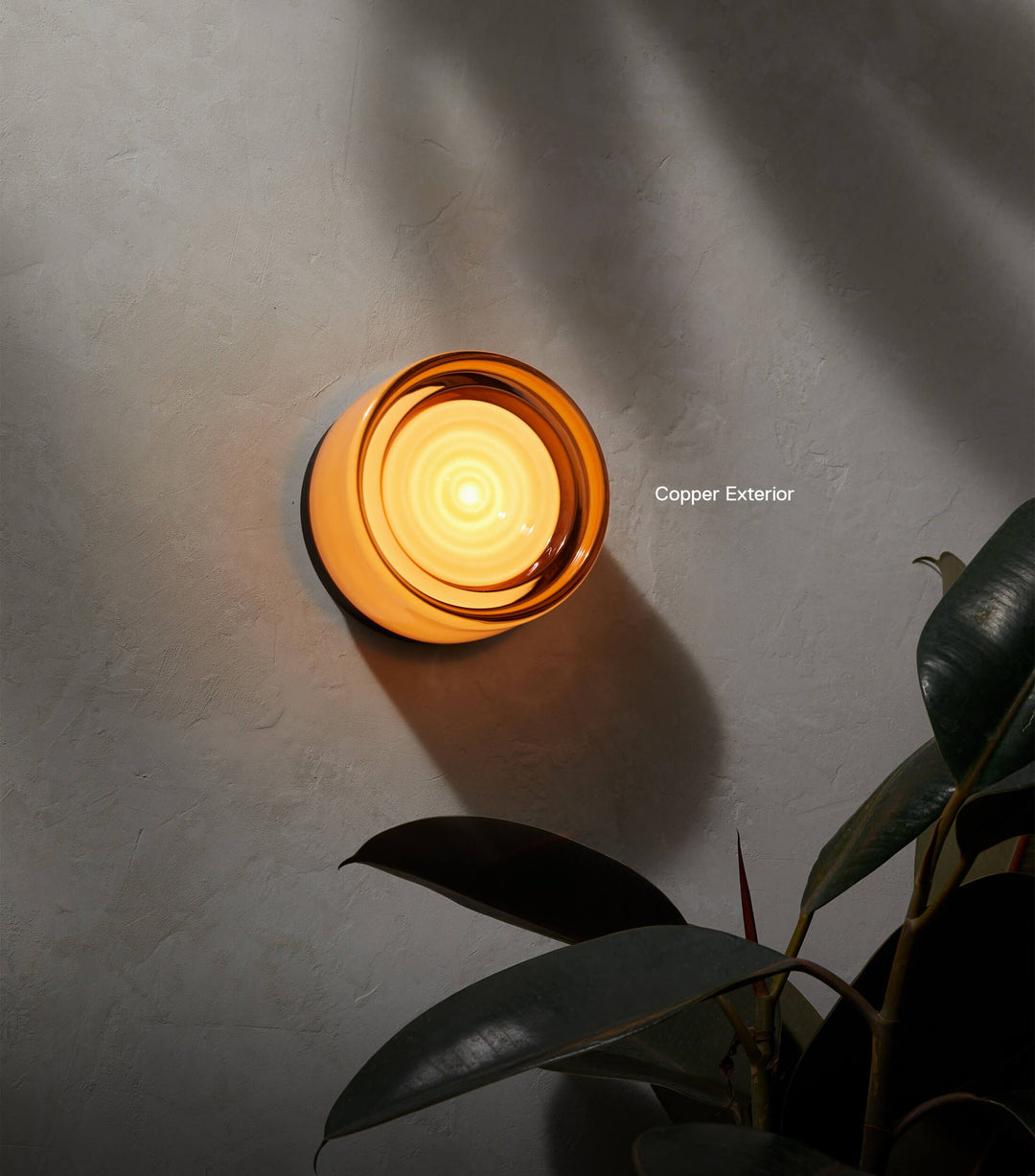 Designad utomhus vägglampa, IP65, för en elegant och modern fasadbelysning.