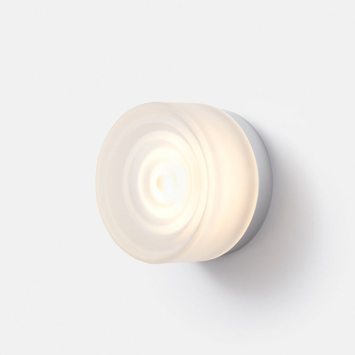 Modern fasadbelysning med elegant IP65 vägglampa för stilfull entré.