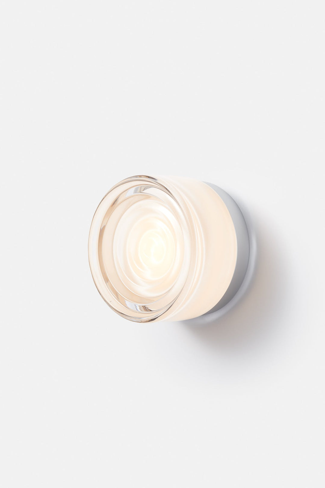 Smart LED vägglampa, väderbeständig IP65 för modern utomhusbelysning.