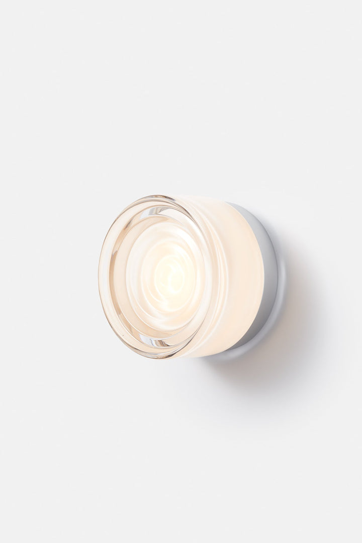 Smart LED vägglampa, väderbeständig IP65 för modern utomhusbelysning.