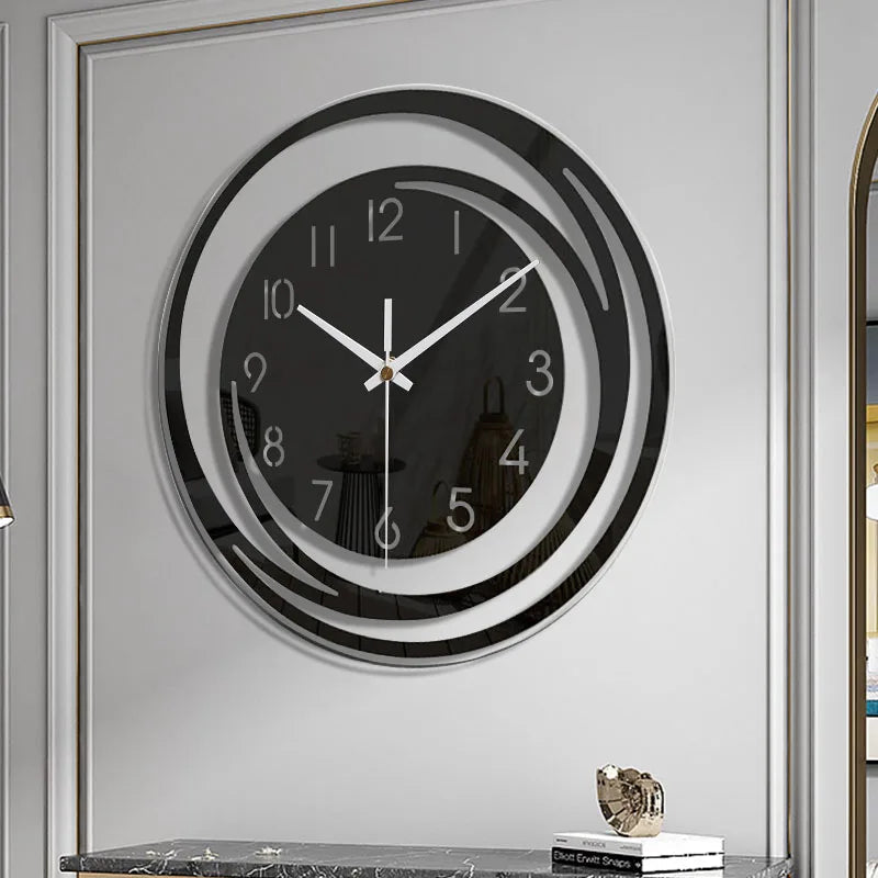 Modern vardagsrumsklocka med elegant design, tyst funktion som smälter in i den övriga heminredningen.