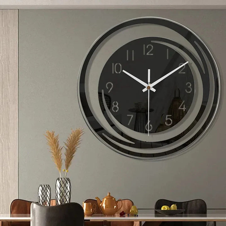 Vy av den eleganta väggklockan, dess minimalistiska form och tysta funktion kompletterar modern inredning.