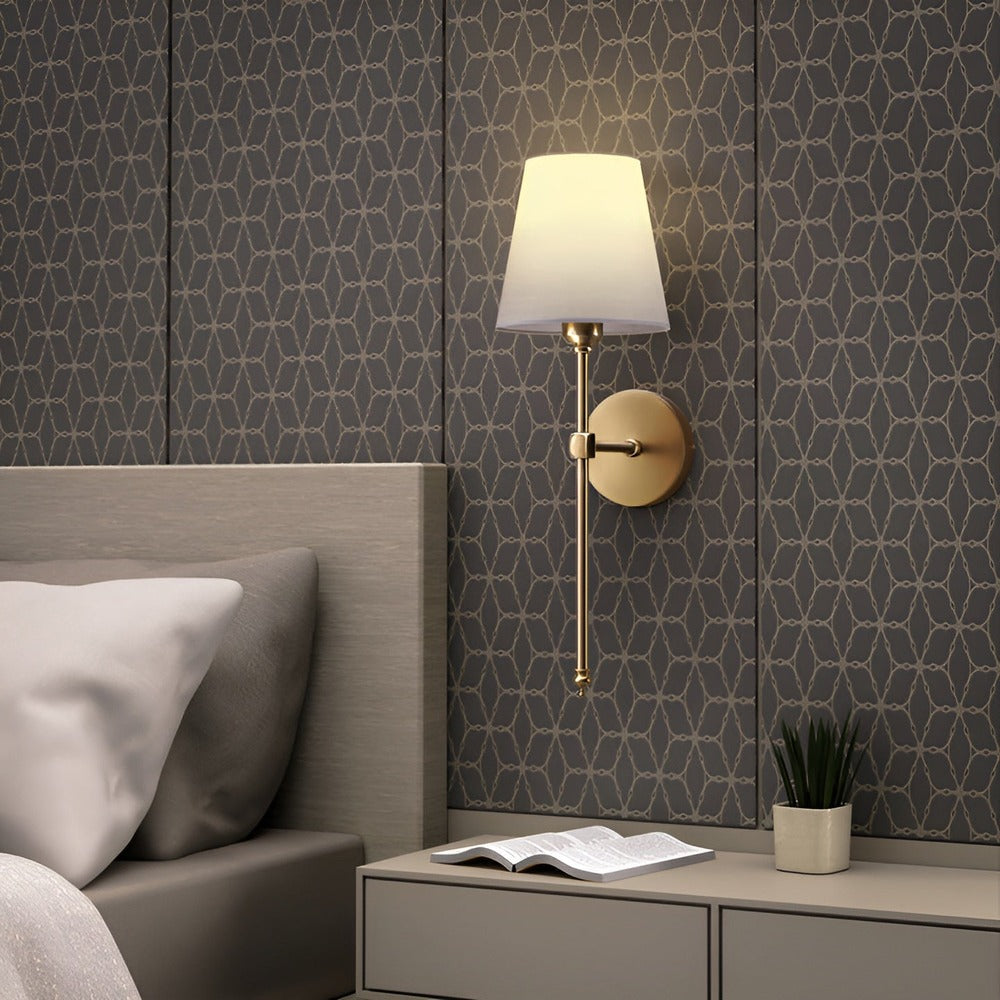 Retro tyg- & metallampa för vägg. Svart designlampa som förhöjer atmosfären i ditt hem. Elegant inredning.