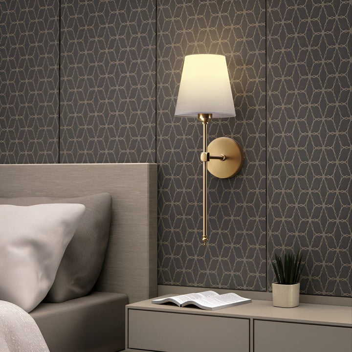 Retro tyg- & metallampa för vägg. Svart designlampa som förhöjer atmosfären i ditt hem. Elegant inredning.