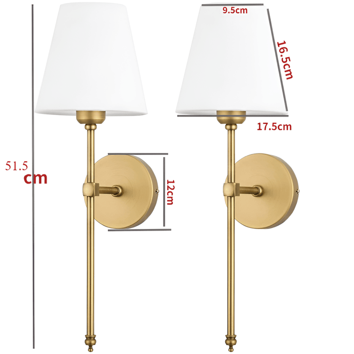 Guldfärgad elegant vägglampa i metall och tyg. En designlampa som lyfter din heminredning med klass.