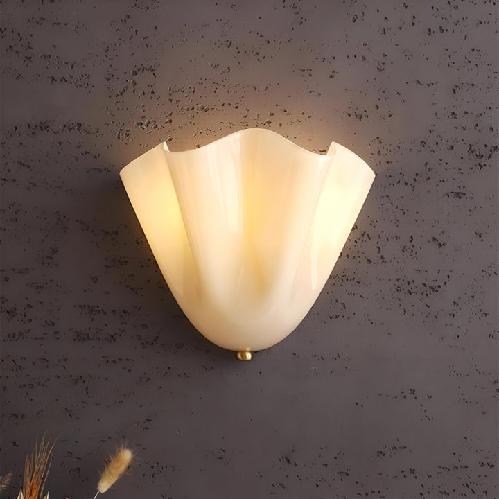 Elegant vägglampa med snäckdesign, modern LED-belysning för vardagsrummet. Skapar mysigt ljus.