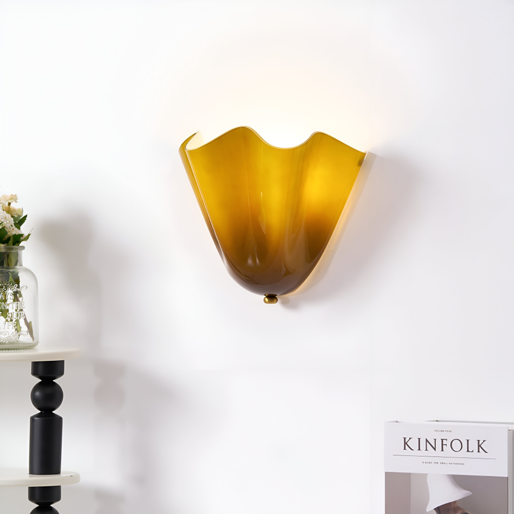 Elegant snäcklampa med LED. Vägglampa för vardagsrummet. Modern inredning med mysig belysning.
