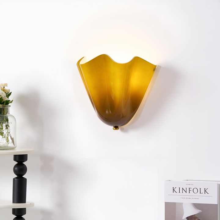 Elegant snäcklampa med LED. Vägglampa för vardagsrummet. Modern inredning med mysig belysning.