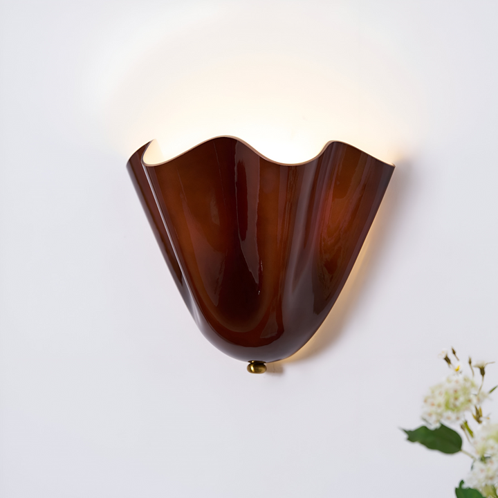 Designad snäckvägglampa med LED-teknik. Perfekt för modern inredning, skapar mysig hembelysning.