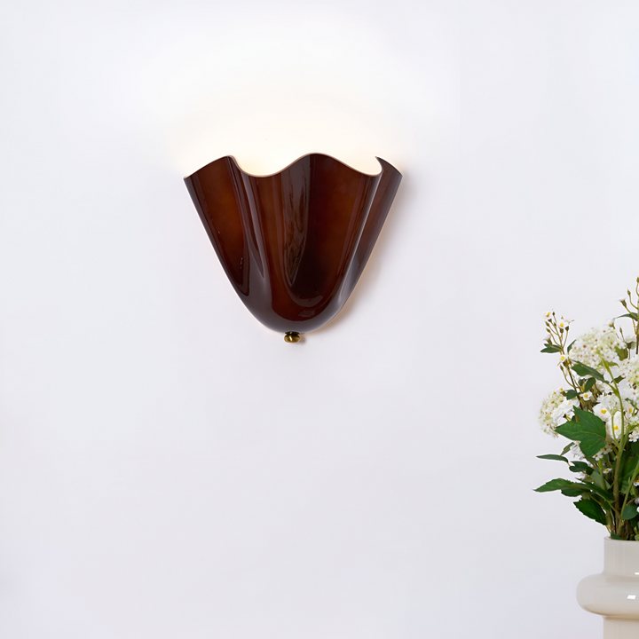 Snäckformad LED-vägglampa. Modern belysning som ger ett varmt och mysigt ljus i ditt hem.