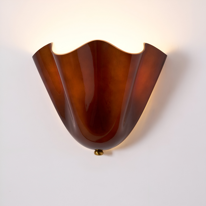 Modern vägglampa med elegant snäckdesign. LED-belysning som förstärker hemmets inredning.