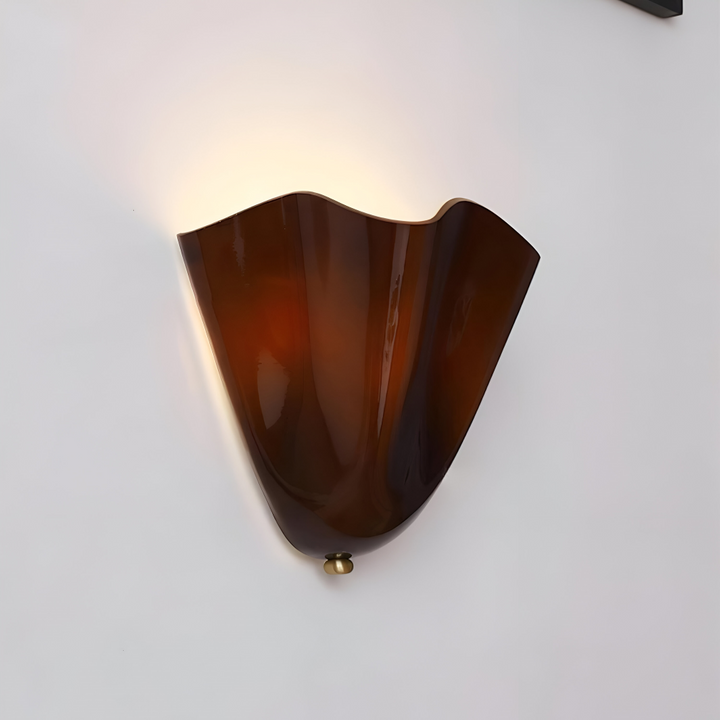 Elegant designlampa i snäckform. LED-vägglampa för vardagsrum och sovrum. Modern inredning.