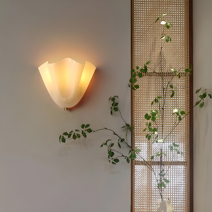 Snäckformad designlampa i LED. En stilren vägglampa för sovrummet med modern inredning.