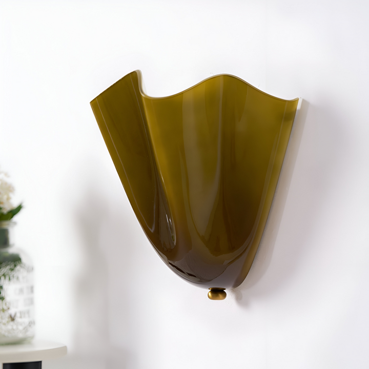 Stilren LED-vägglampa i snäckdesign. Idealisk för modern inredning, skapar mysig belysning.