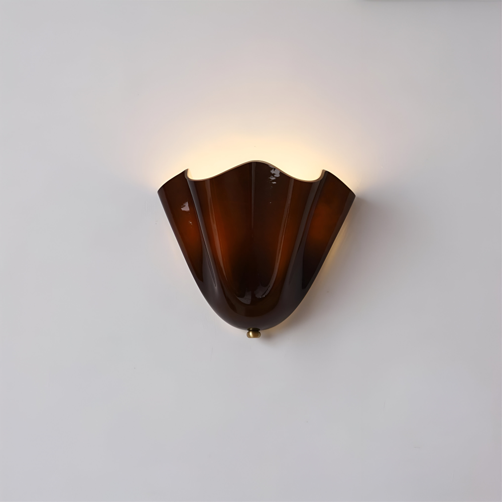 Stilren vägglampa i snäckdesign. LED-lampa som passar modern inredning. Mysigt ljus för hemmet.