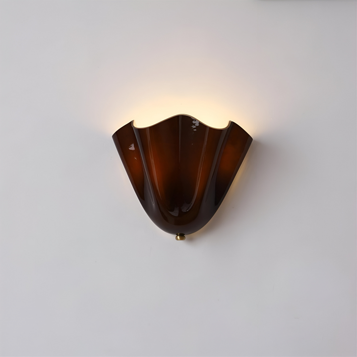 Stilren vägglampa i snäckdesign. LED-lampa som passar modern inredning. Mysigt ljus för hemmet.