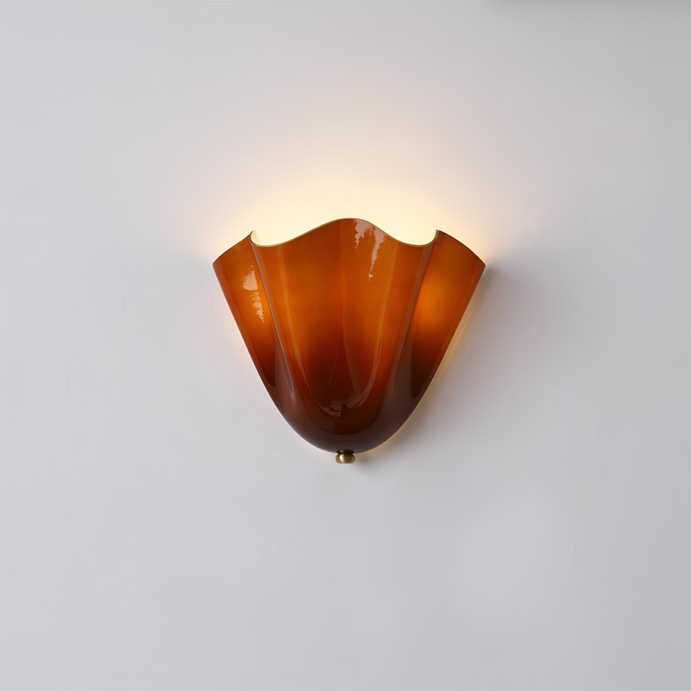 Vacker snäckdesignad LED-vägglampa. Modern belysning som förgyller vardagsrummet.