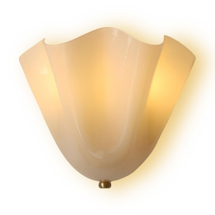 Elegant snäcklampa med LED. Vägglampa som ger mjukt och stämningsfullt ljus i sovrummet.
