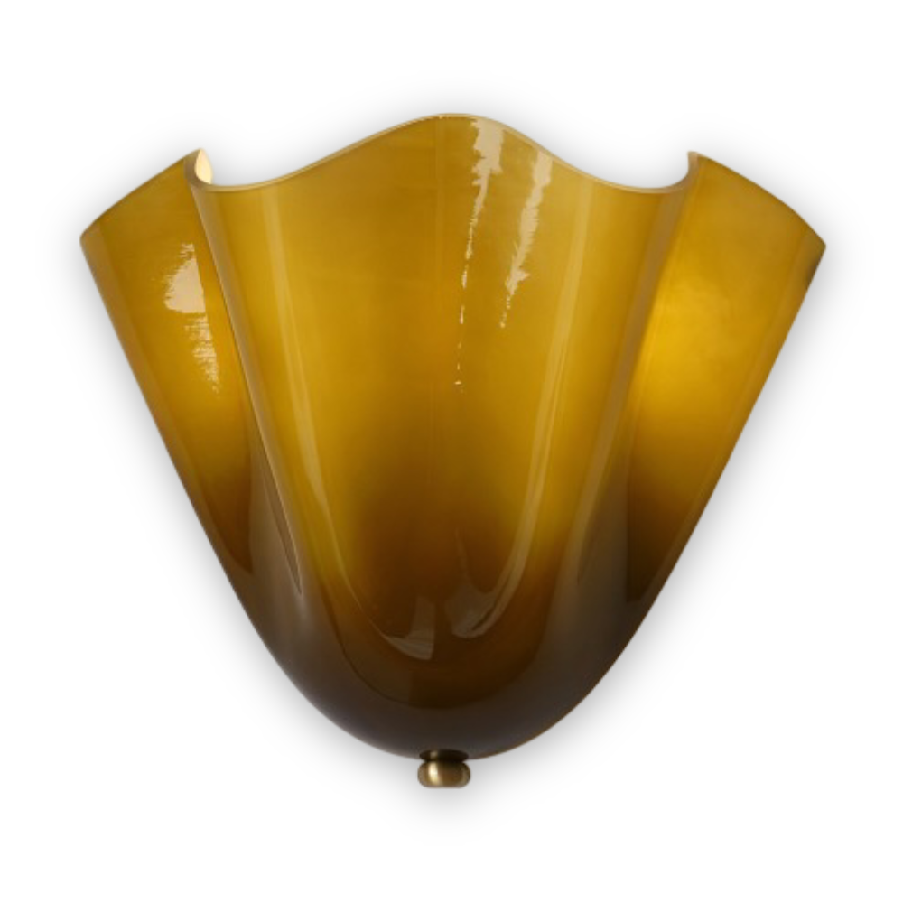 Stilren LED-vägglampa i elegant snäckdesign. Förstärker modern inredning med mysigt ljus.