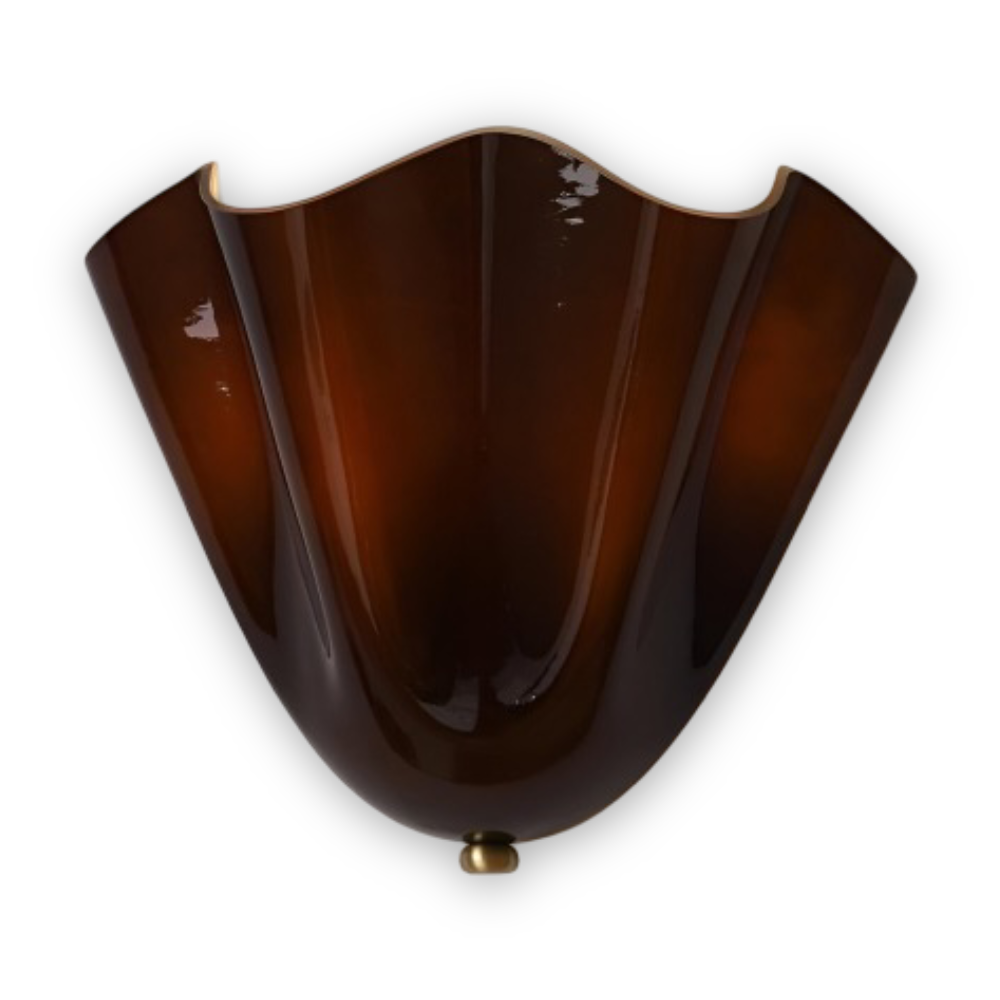 Modern vägglampa med snäckdesign. LED-lampa som ger ett mysigt och inbjudande sken i hemmet.